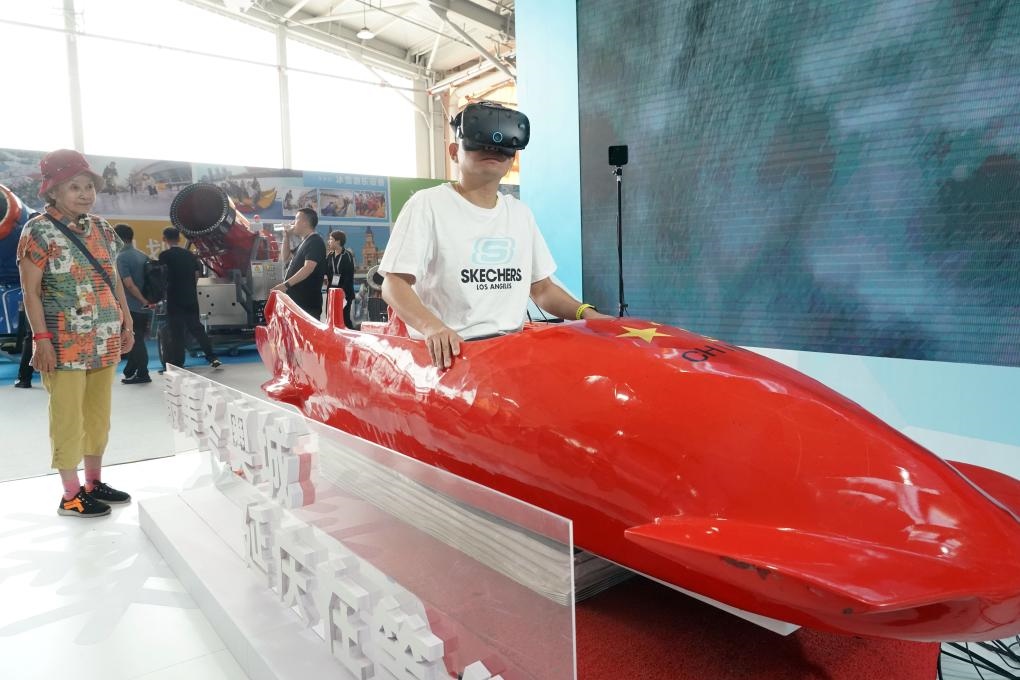 2023年9月15日，觀眾在2023國(guó)際冬季運(yùn)動(dòng)（北京）博覽會(huì)現(xiàn)場(chǎng)通過(guò)VR設(shè)備體驗(yàn)雪車。新華社記者 任超 攝