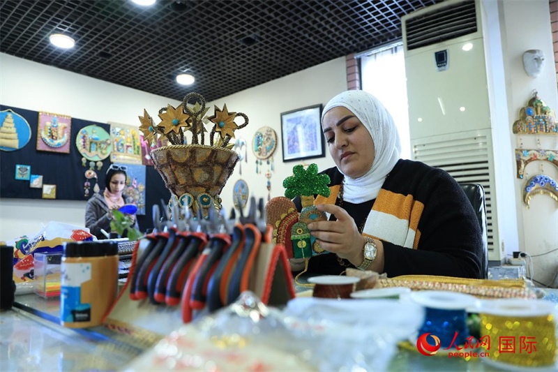 設(shè)計(jì)師娜達(dá)在制作巴比倫時(shí)期飾品。人民網(wǎng)伊納斯·易卜拉欣攝