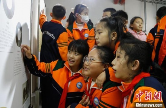 圖為學(xué)生參觀青海省博物館“1+3”主題流動(dòng)展覽，了解在青海喇家遺址出土的齊家文化 · 玉三璜聯(lián)璧。中新社記者 馬銘言 攝