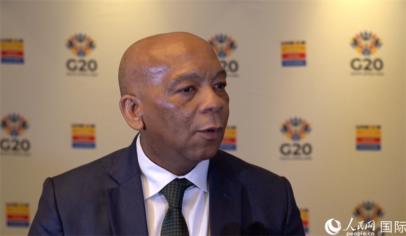 南非電力與能源部長洛西恩佐·拉莫豪帕接受人民網(wǎng)南非公司記者采訪。人民網(wǎng) 劉暢攝