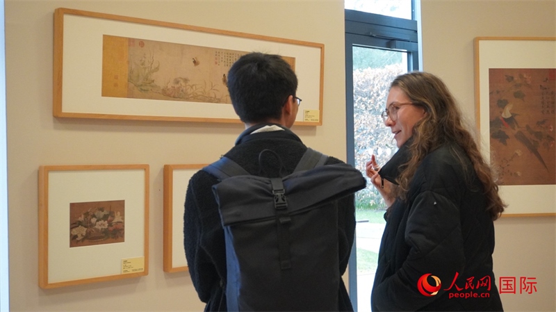 劍橋大學(xué)學(xué)者參觀宋畫特展。人民網(wǎng) 徐量攝