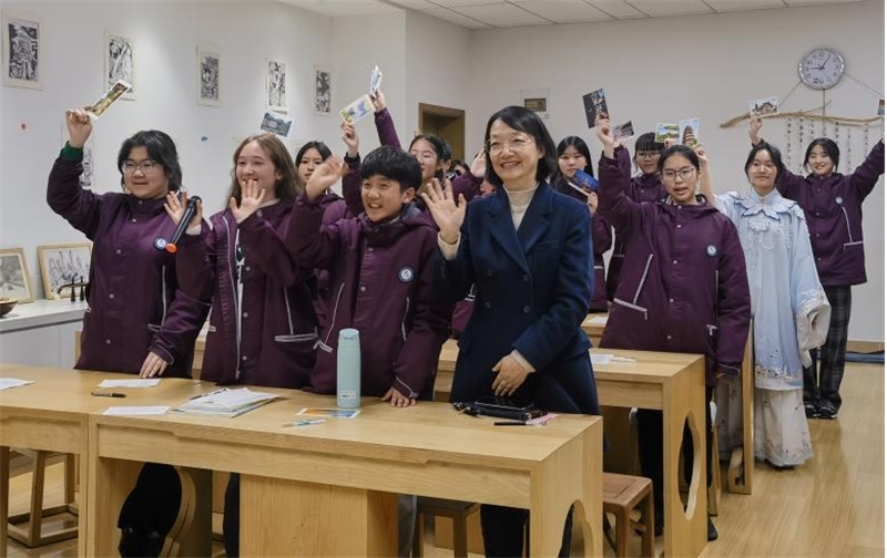 匡園初步部校長鐘演發(fā)言。