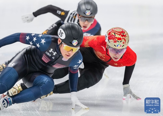 中國隊(duì)選手劉少昂（右）在比賽中。新華社記者 孫非 攝