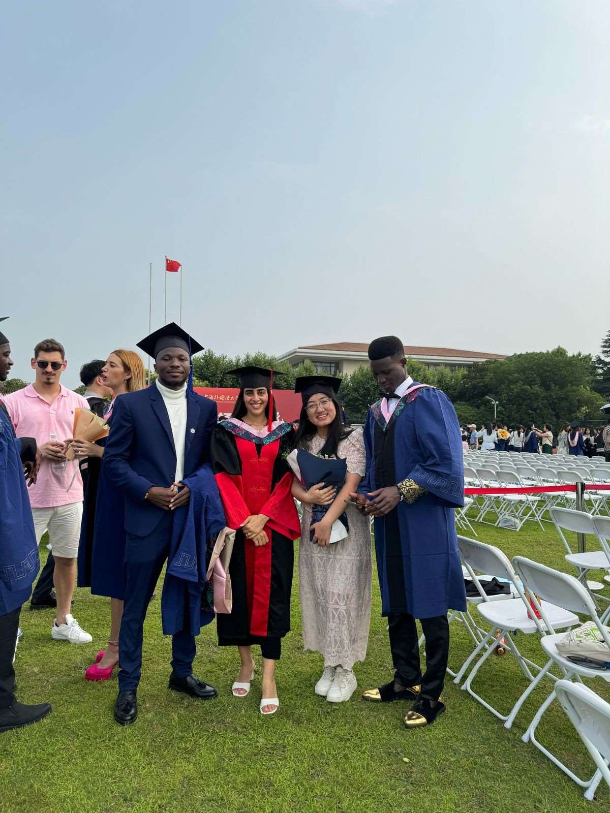 卡友琪（右三）在中國(guó)獲得學(xué)位后與同學(xué)合影。受訪(fǎng)者供圖