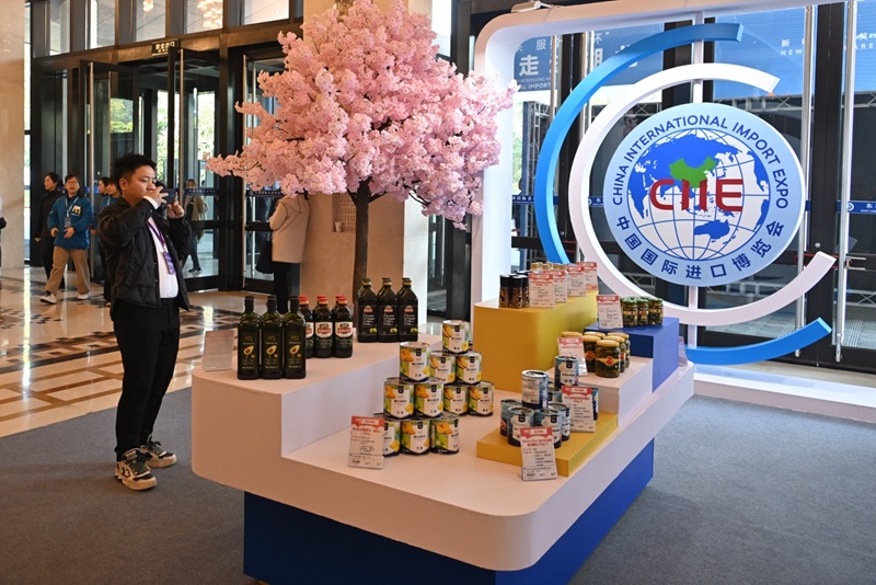 參會(huì)嘉賓在“進(jìn)博會(huì)走進(jìn)湖北”活動(dòng)主題推介會(huì)展區(qū)拍攝。人民網(wǎng)記者 翁奇羽攝