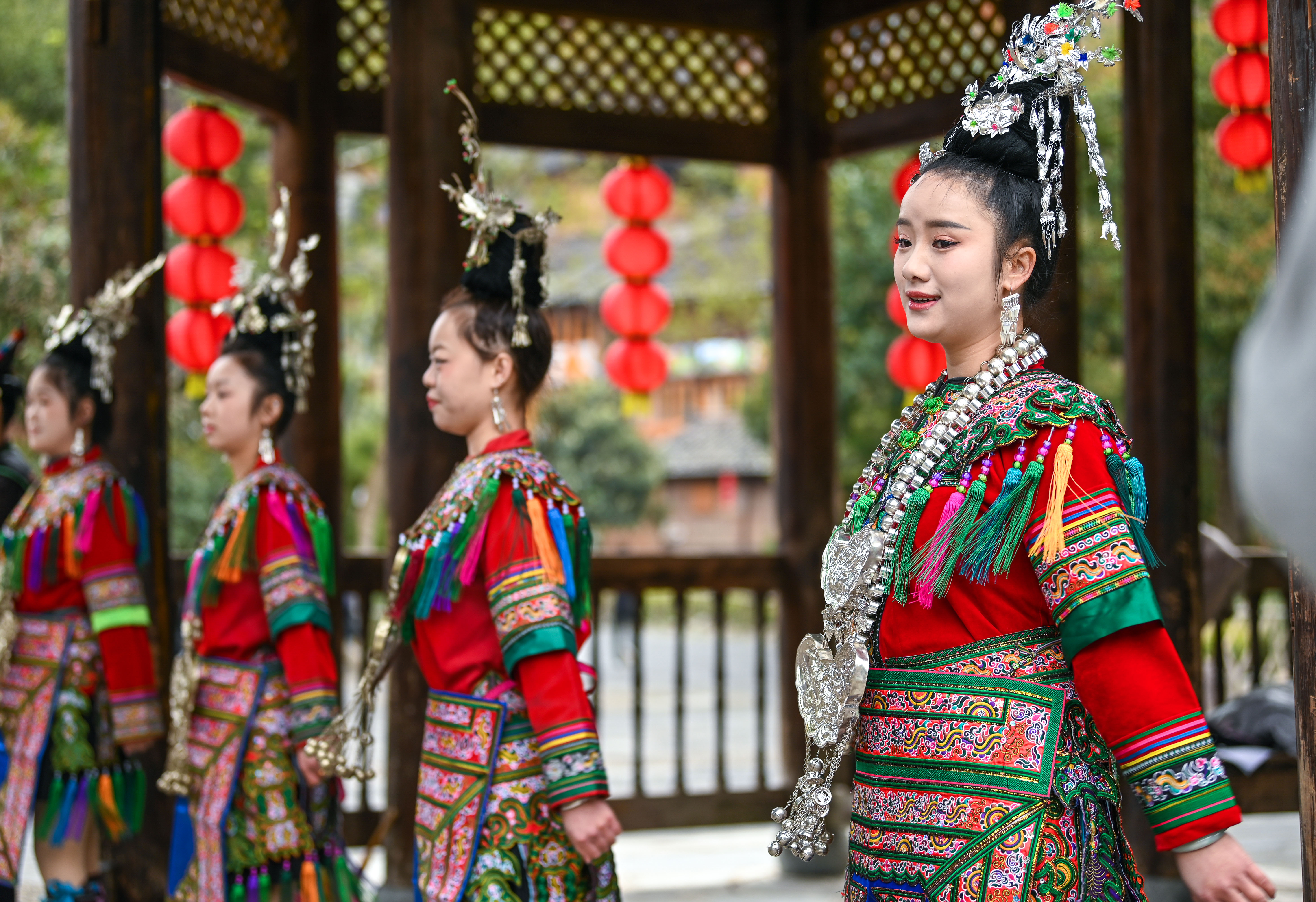  2025年3月18日，侗族群眾在貴州省黎平縣肇興侗寨給游客演唱侗族大歌。