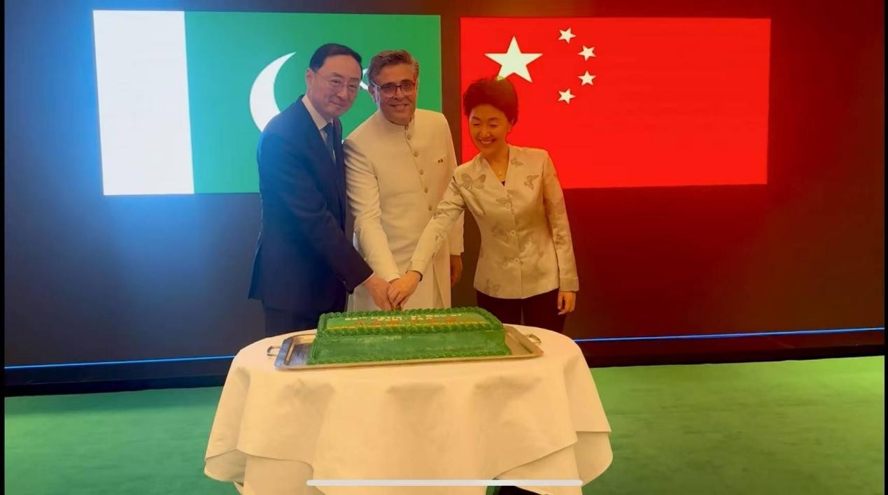 外交部副部長孫衛(wèi)東（左）、巴基斯坦駐華大使卡里爾·哈什米（中）、中聯(lián)部副部長孫海燕（右）共切蛋糕。巴基斯坦駐華大使館供圖