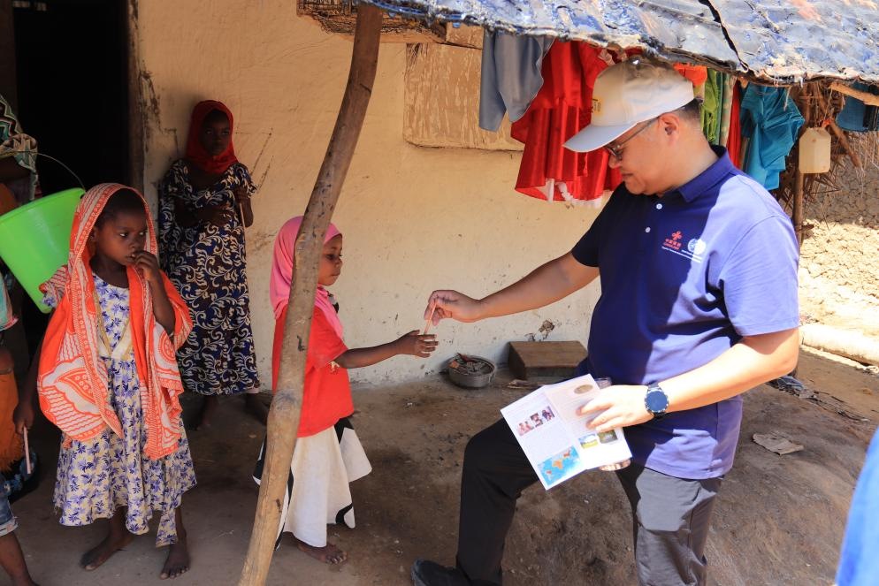 專家組向村民發(fā)放健康教育手冊(cè)和健康教育用品。專家組供圖