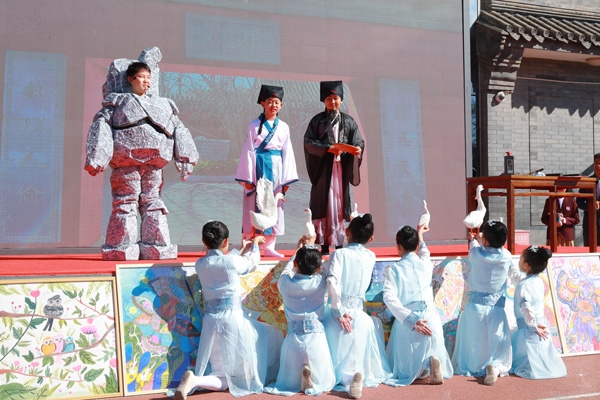 展覽開幕式上，府學(xué)學(xué)子上演情景劇《鵝池》。府學(xué)胡同小學(xué)供圖