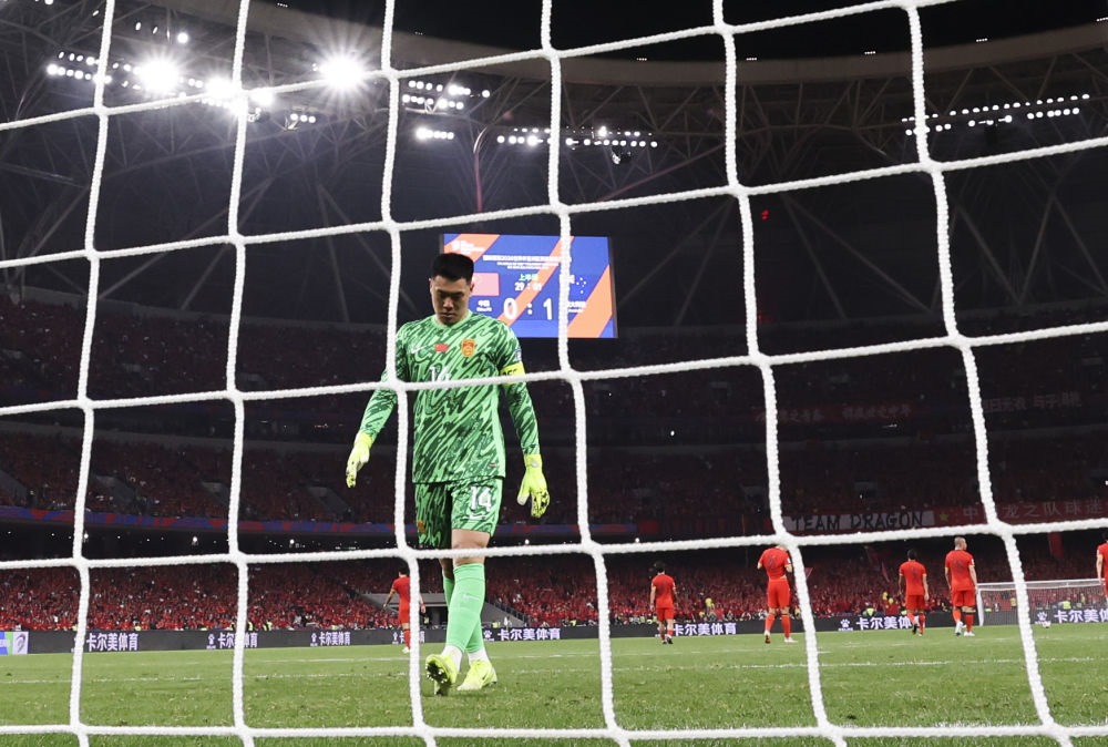 3月25日，中國隊守門員王大雷在球隊丟球后。新華社記者 曹燦 攝