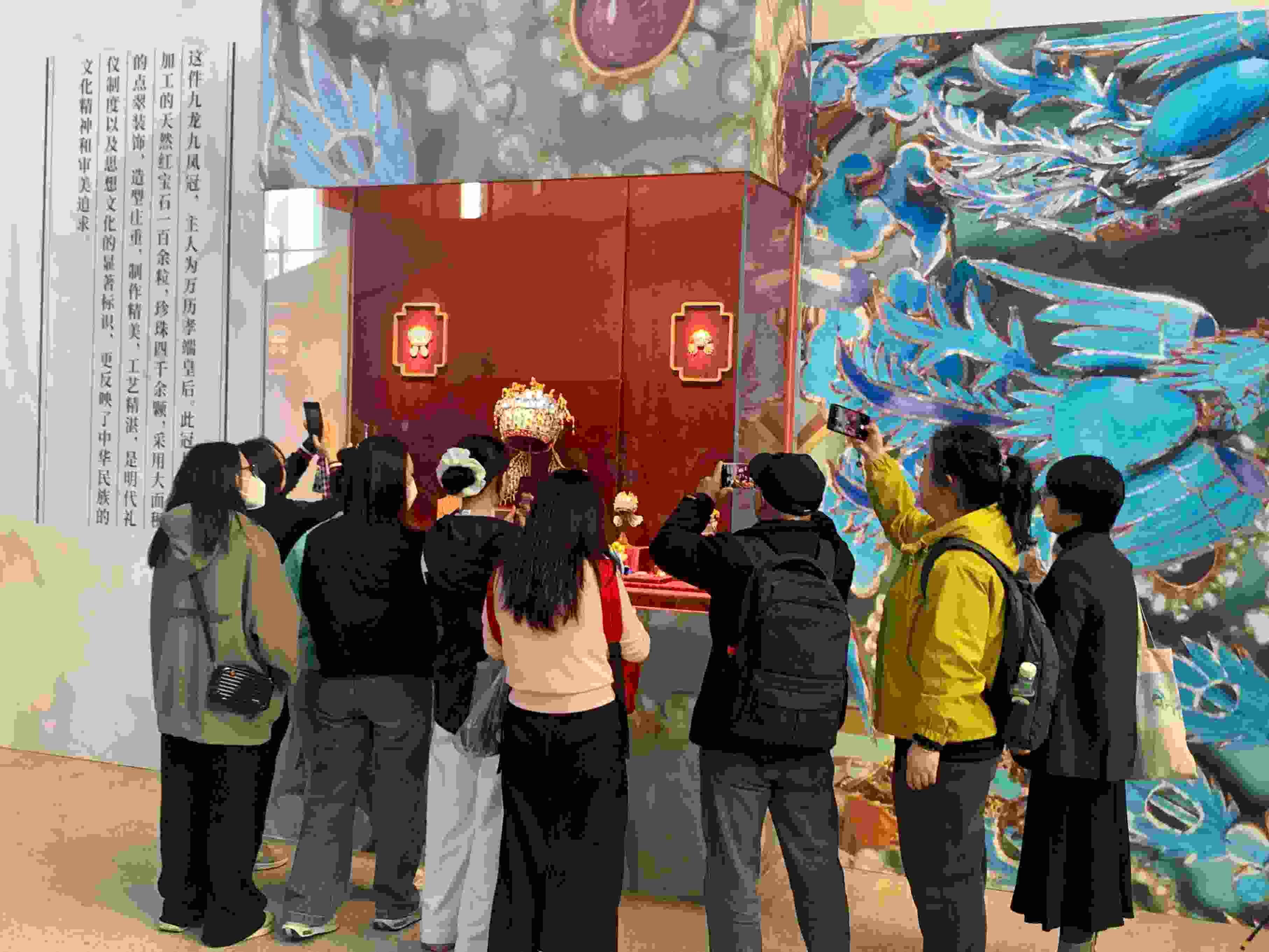 觀眾參觀國博鳳冠系列文創(chuàng)產(chǎn)品。人民網(wǎng)記者 劉穎穎攝