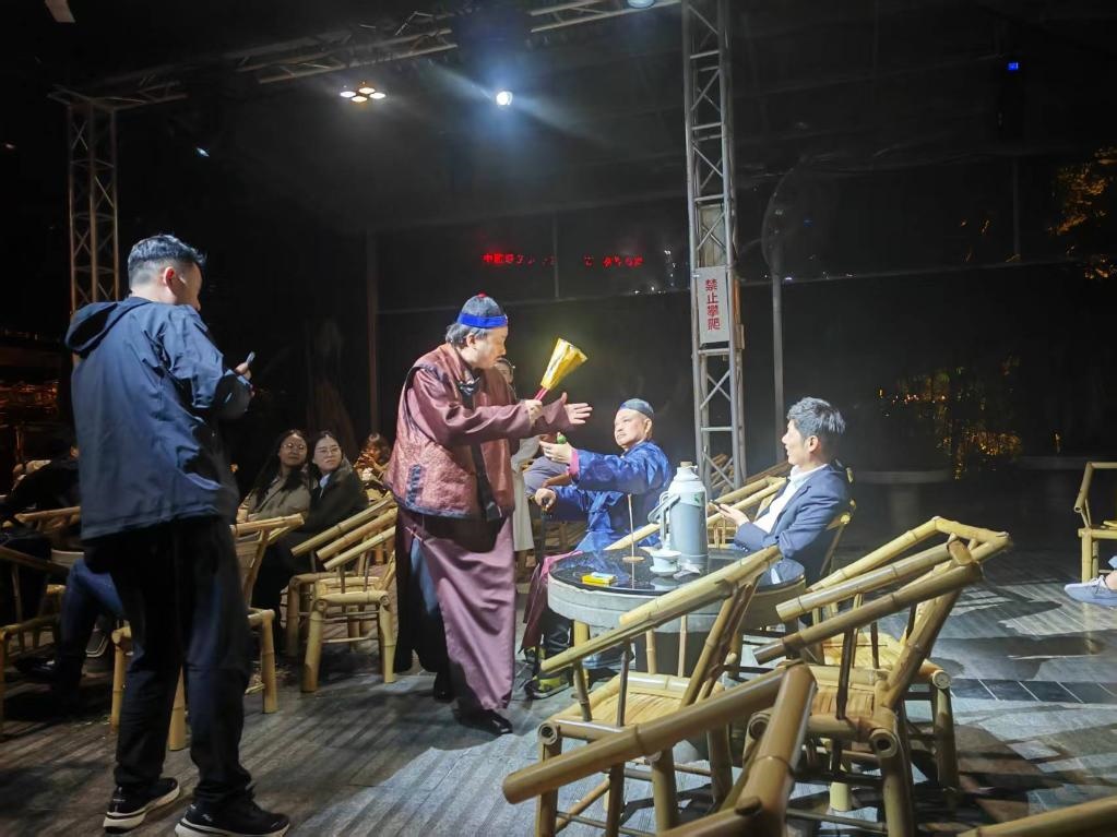 3月24日，《鶴鳴傳奇》在四川省成都市人民公園鶴鳴茶社演出。新華社記者 張海磊 攝