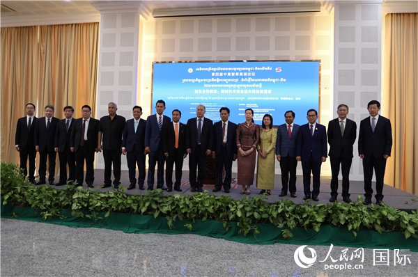 嘉賓合影。人民網(wǎng)記者 簡(jiǎn)承淵攝