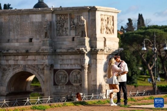 3月25日，在意大利羅馬，情侶在君士坦丁凱旋門前留影。新華社記者 李京 攝