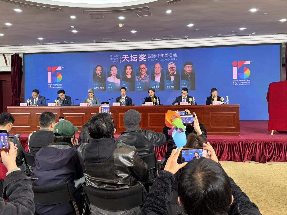 發(fā)布會現(xiàn)場公布本屆天壇獎國際評委會陣容。人民網(wǎng)記者 劉微攝