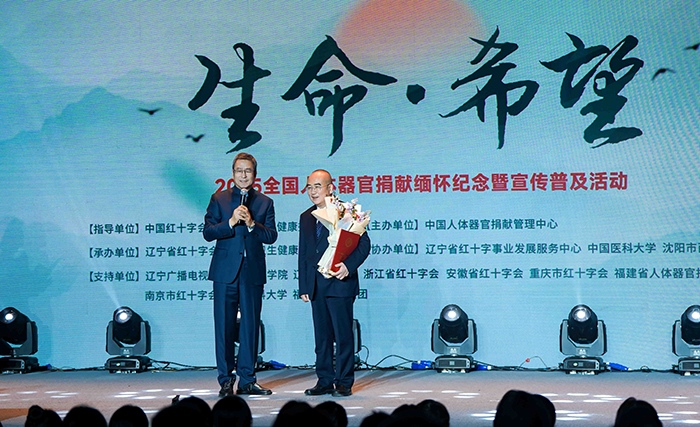 中國(guó)紅十字會(huì)副會(huì)長(zhǎng)白巖松在現(xiàn)場(chǎng)采訪“人民英雄”張定宇教授。主辦方供圖