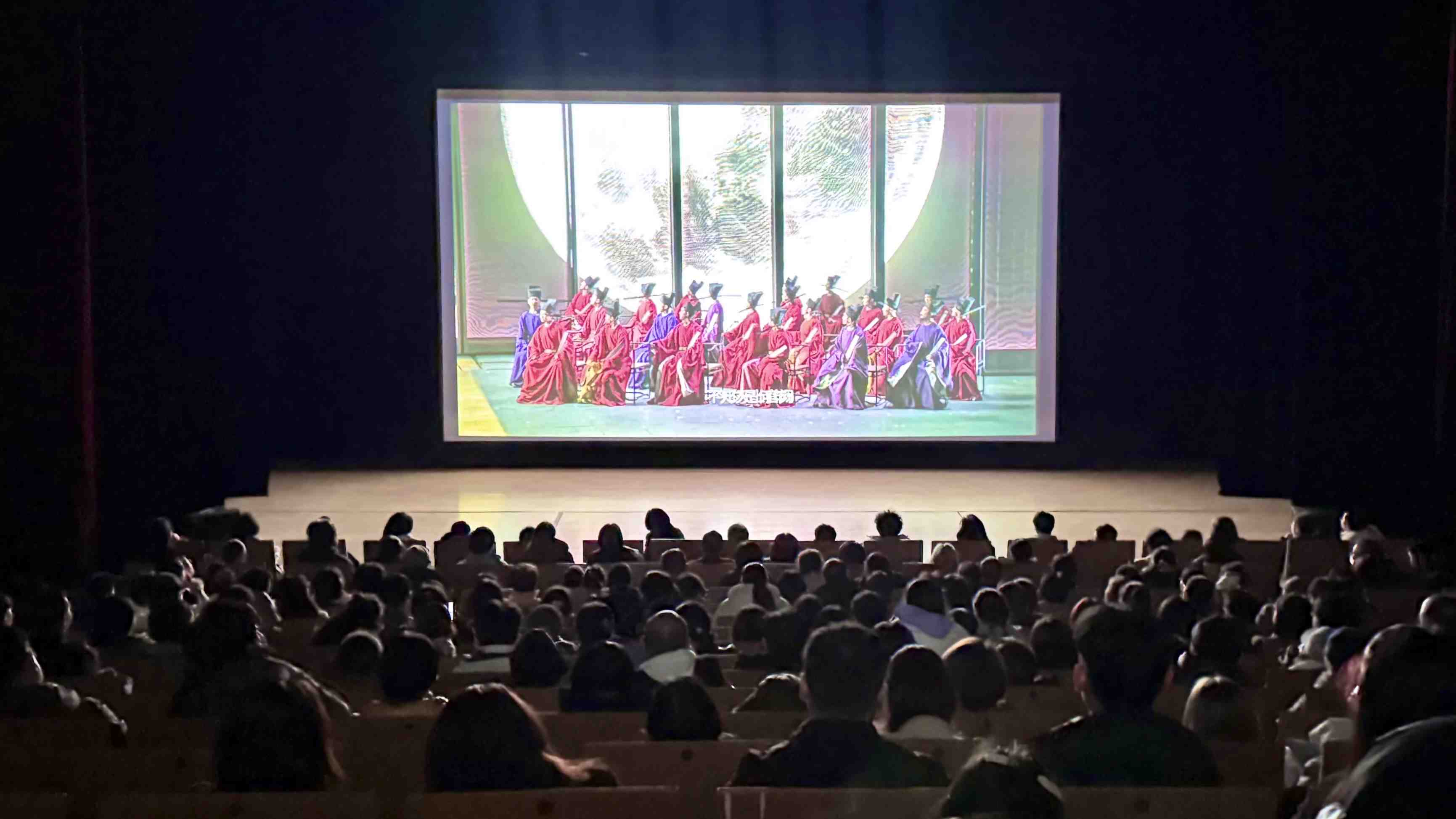 觀眾在哈爾濱大劇院欣賞《蘇堤春曉》。國(guó)話(huà)供圖