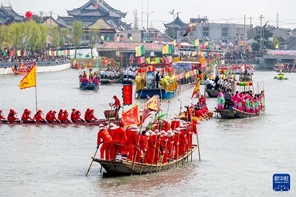 ?4月4日，選手在參加茅山會船盛會 。?新華社發(fā)（楊玉崗 攝）