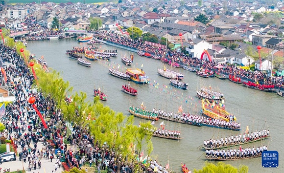 4月4日，選手在參加茅山會船盛會（無人機照片）。?新華社發(fā)（周社根 攝）