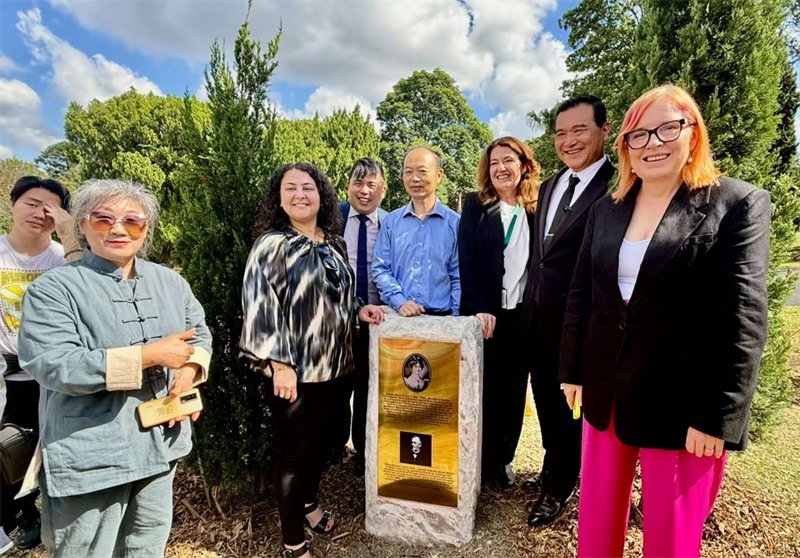 3.紀(jì)念碑揭幕。