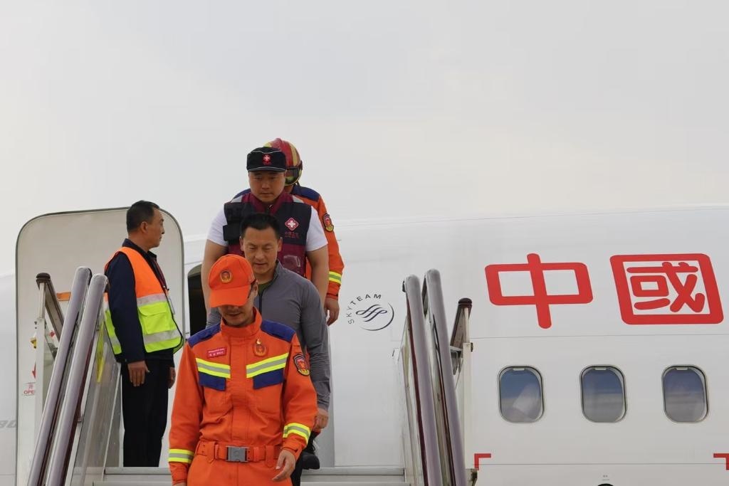 4月6日，在云南省昆明長水機(jī)場，中國云南救援醫(yī)療隊(duì)抵達(dá)昆明。新華社記者 高詠薇 攝