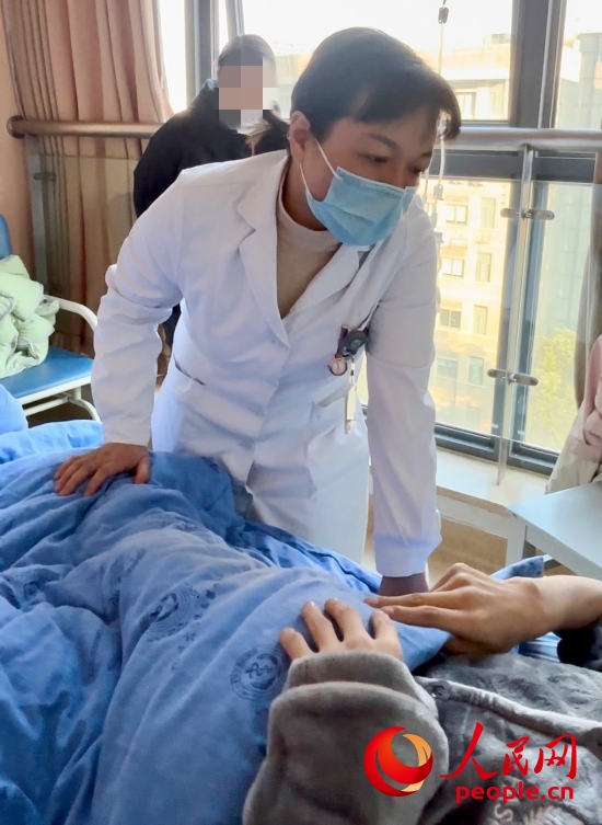 鄧茜查房時詢問患者情況。人民網(wǎng)記者 金慧慧攝