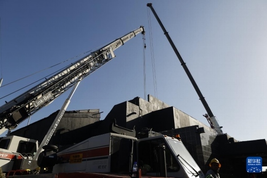  4月8日，救援人員在多米尼加首都圣多明各的夜總會屋頂坍塌事故現(xiàn)場工作。新華社發(fā)