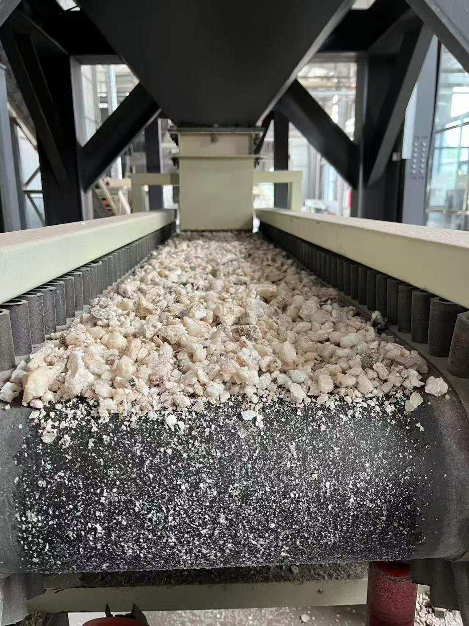 高純石英生產(chǎn)線。自然資源部供圖