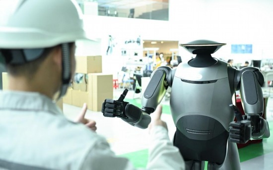 在廣汽研究院，人形機器人團隊的周仁義在演示GoMate機器人互動功能（新華社記者 鄧華 攝）