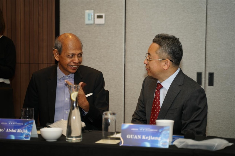 分享會(huì)現(xiàn)場(chǎng)，中方記者同與會(huì)代表進(jìn)行友好交流。林俊揚(yáng)攝