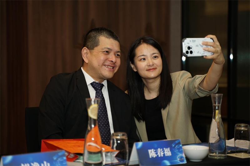 分享會(huì)上，中方記者同與會(huì)代表合影留念。林俊揚(yáng)攝