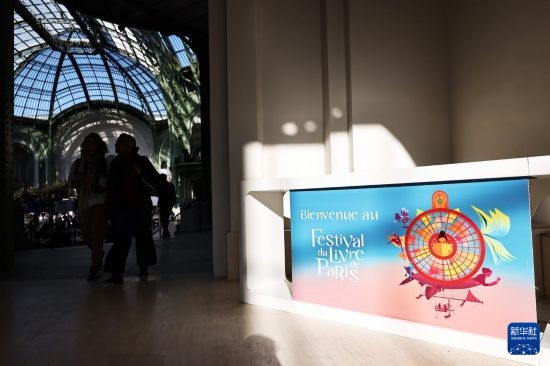 4月11日，人們在法國巴黎大皇宮參加2025巴黎書展。新華社記者 高靜 攝