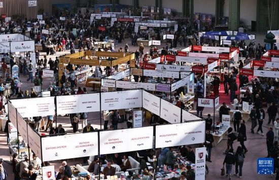 4月11日，人們在法國巴黎大皇宮參加2025巴黎書展。新華社記者 高靜 攝