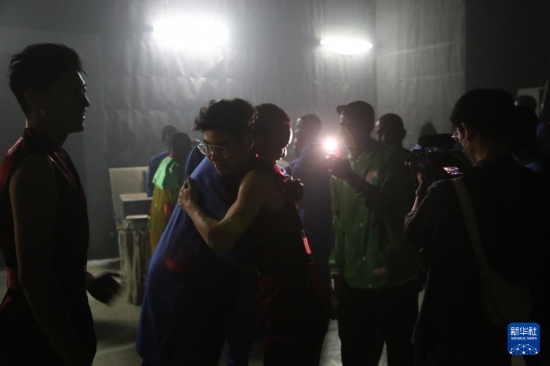 4月10日，在塞內(nèi)加爾首都達(dá)喀爾的國(guó)家大劇院，中央音樂(lè)學(xué)院進(jìn)擊打擊樂(lè)團(tuán)成員與塞內(nèi)加爾杜杜·恩迪亞耶·羅斯打擊樂(lè)團(tuán)成員在演出后臺(tái)擁抱。新華社記者 司源 攝