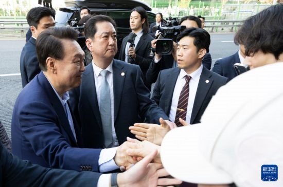 4月11日，韓國(guó)前總統(tǒng)尹錫悅（左一）在離開首爾漢南洞官邸時(shí)與支持者握手。新華社發(fā)（全休相攝）