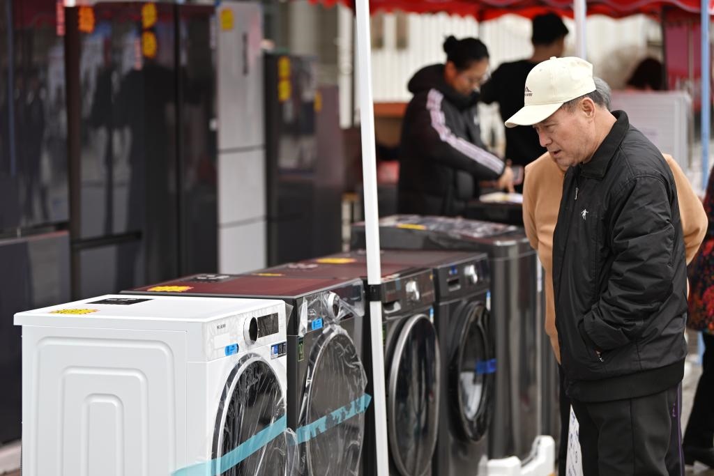 3月28日，天津市北辰區(qū)舉行2025年消費(fèi)品以舊換新惠民服務(wù)活動(dòng)，吸引眾多市民前來(lái)選購(gòu)。新華社記者 李然 攝