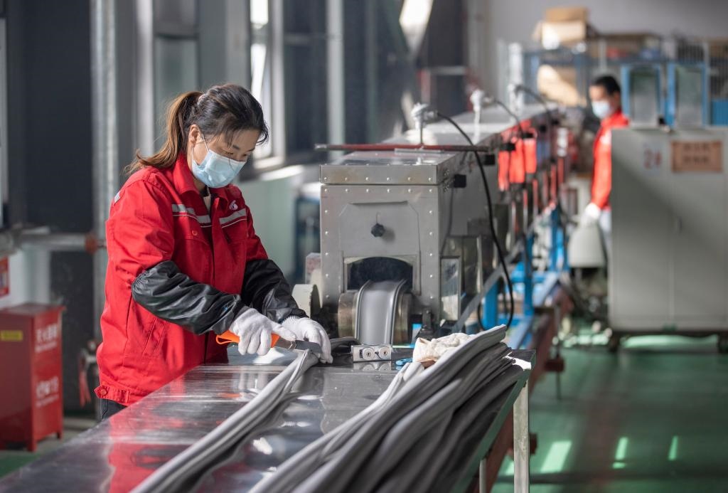 3月27日，在位于寧夏賀蘭工業(yè)園區(qū)的湯姆森電氣有限公司生產(chǎn)車間內(nèi)，工作人員制作硅膠絕緣護(hù)套。新華社記者 楊植森 攝