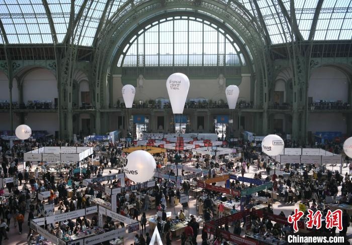 當(dāng)?shù)貢r間4月11日，2025年巴黎圖書節(jié)在巴黎大皇宮揭幕。圖為巴黎大皇宮的圖書節(jié)現(xiàn)場。中新社記者 李洋 攝