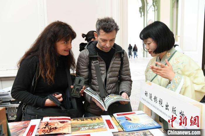 當(dāng)?shù)貢r間4月11日，2025年巴黎圖書節(jié)在巴黎大皇宮揭幕。中國出版代表團(tuán)攜千余種中國精品圖書亮相展會。 中新社記者 李洋 攝