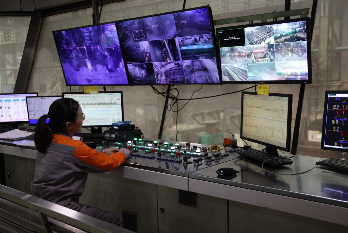 工作人員在馬中關(guān)丹產(chǎn)業(yè)園內(nèi)的聯(lián)合鋼鐵生產(chǎn)車間內(nèi)工作。（人民日?qǐng)?bào)記者楊一 攝）