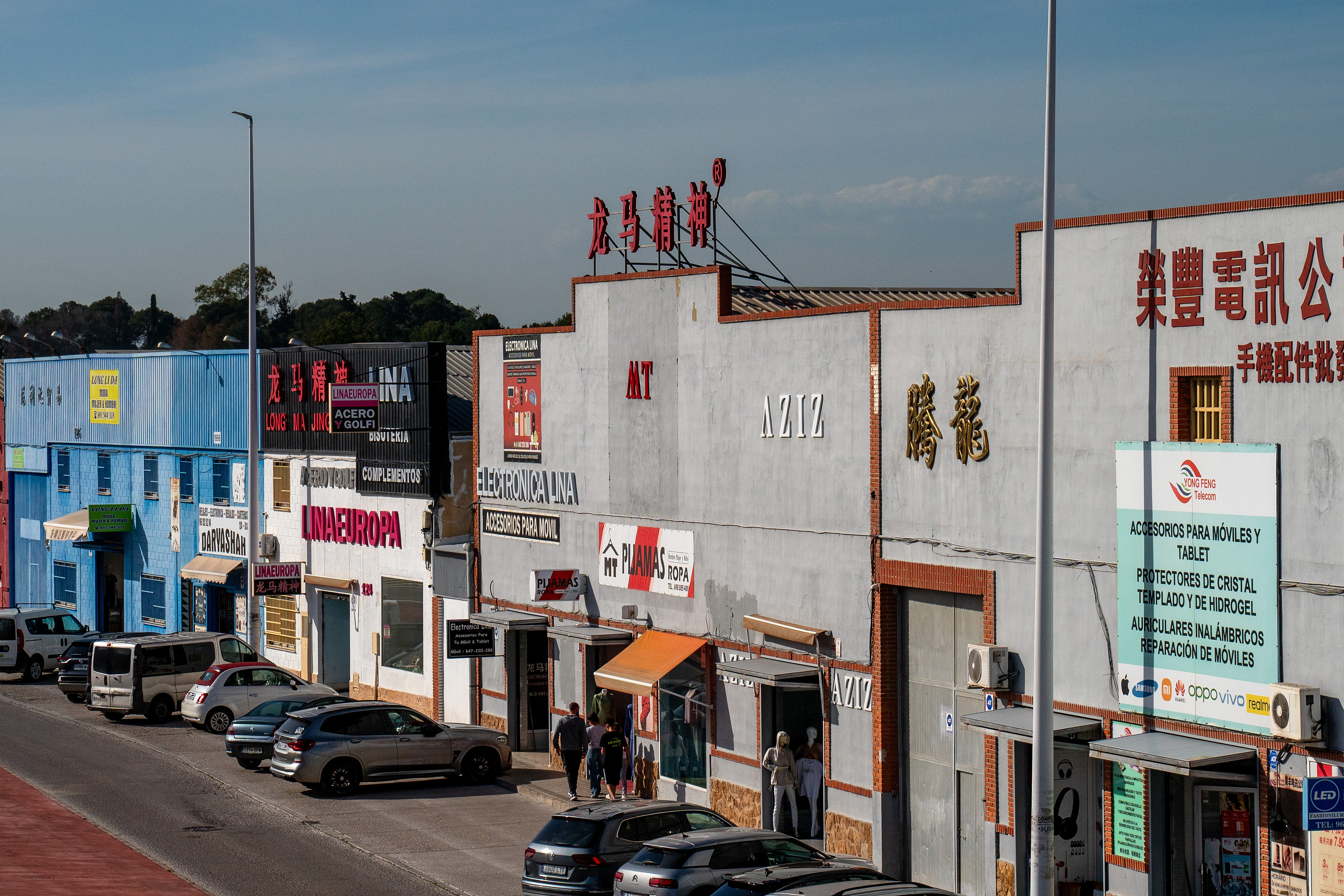 當(dāng)?shù)貢r(shí)間2025年4月10日，西班牙瓦倫西亞國(guó)際機(jī)場(chǎng)附近的中資批發(fā)零售商店。