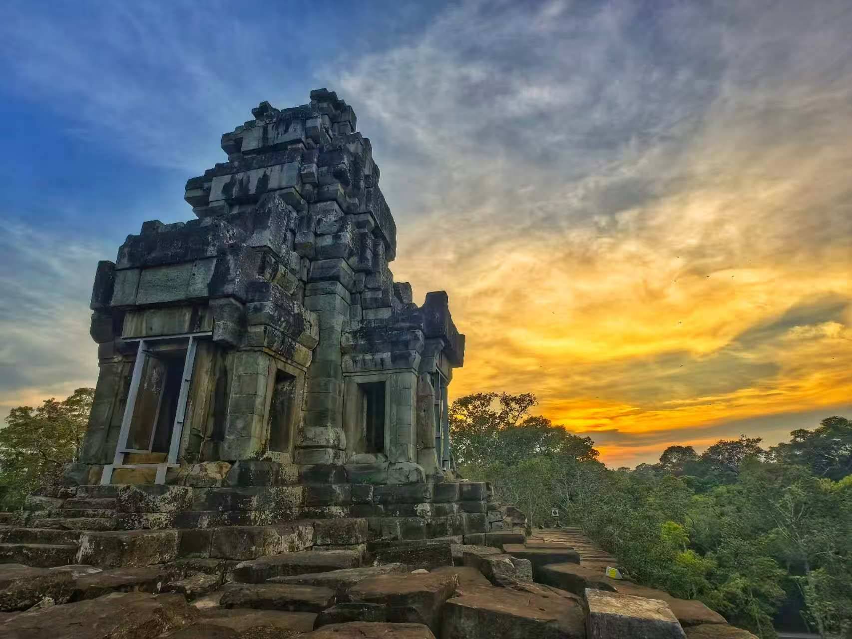 由中國(guó)專(zhuān)家修復(fù)的茶膠寺最高處的砂巖塔。（人民日?qǐng)?bào)記者強(qiáng)薇 攝）