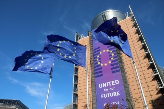  這是4月2日在比利時(shí)布魯塞爾歐盟總部外拍攝的歐盟旗幟。新華社記者趙丁喆攝