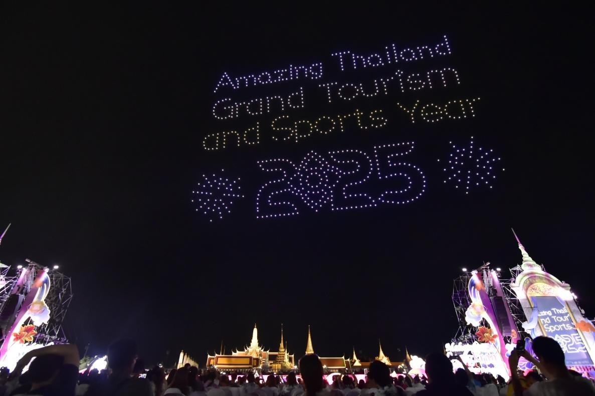 由1200架無(wú)人機(jī)組成的燈光秀點(diǎn)亮夜空。泰國(guó)國(guó)家旅游局供圖
