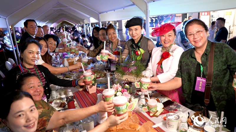 海外華僑在活動(dòng)現(xiàn)場(chǎng)品嘗“家鄉(xiāng)味”。人民網(wǎng)記者 符武平攝