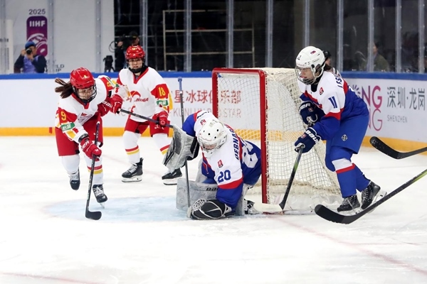 中國隊球員孔明會(左一)射門。圖片來源：中國冰球協(xié)會