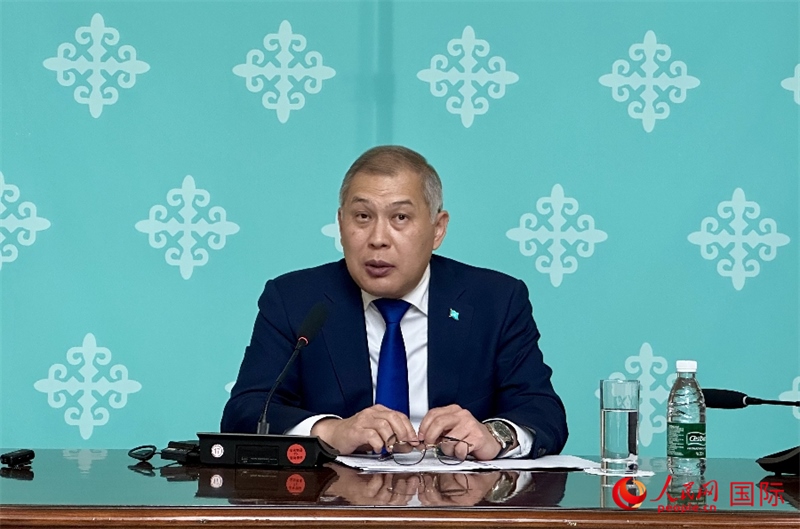哈薩克斯坦駐華大使沙赫拉特·努雷舍夫在哈駐華大使館舉辦新聞發(fā)布會。人民網(wǎng)阿爾達克 攝