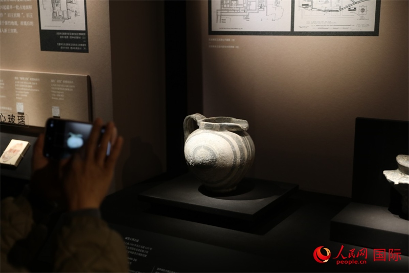 參觀者在拍攝。4月14日，來(lái)自希臘伊拉克利翁考古博物館的文物在故宮博物院展出。（人民網(wǎng) 張澤宇攝）