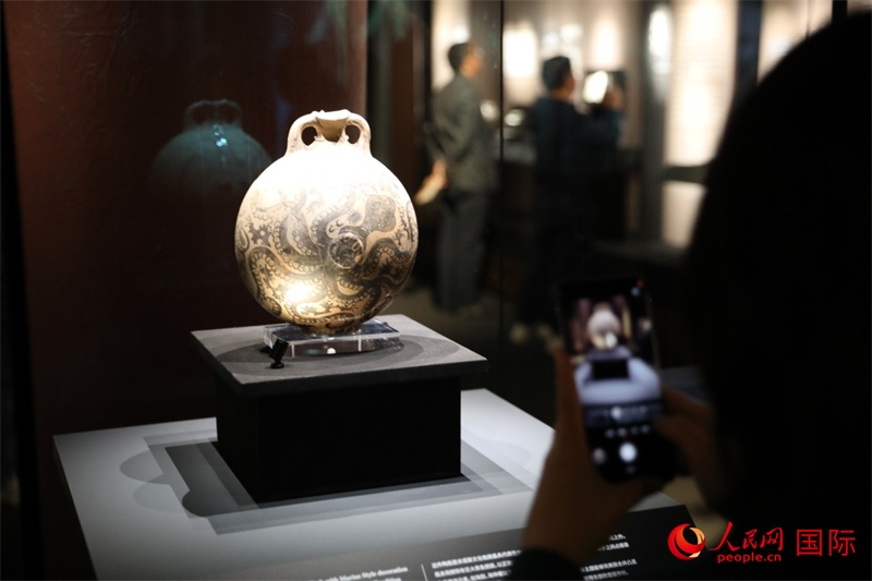 參觀者在拍攝。4月14日，來(lái)自希臘伊拉克利翁考古博物館的文物在故宮博物院展出。（人民網(wǎng) 張澤宇攝）