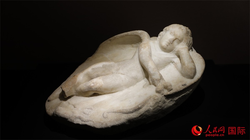 沉睡的厄洛斯大理石浮雕。4月14日，來(lái)自希臘伊拉克利翁考古博物館的文物在故宮博物院展出。（人民網(wǎng) 張澤宇攝）